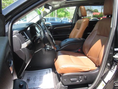 Used 2017 Toyota Highlander Limited AWD/4WD image 23
