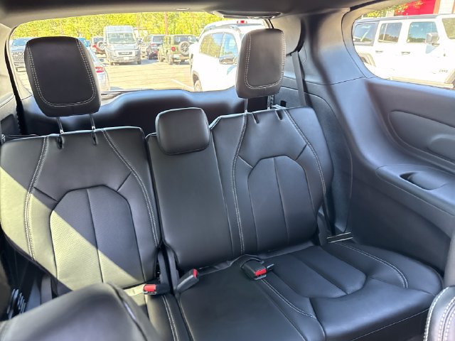 New 2027 Chrysler Pacifica Select AWD/4WD image 12
