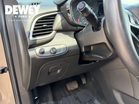 Used 2022 Chevrolet Trax LT w/ Premium Seat Package AWD/4WD image 13