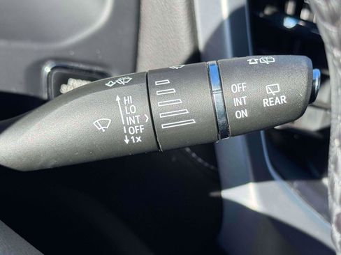 Used 2022 GMC Acadia SLT w/ LPO, Roadside Safety Package image 21