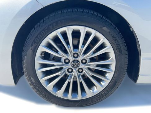 Used 2019 Toyota Avalon Limited image 12
