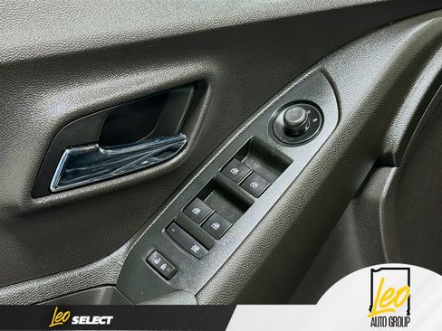 Used 2018 Chevrolet Trax LT w/ LT Convenience Package FWD image 20