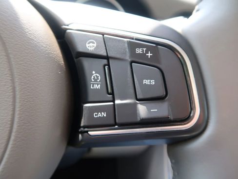 Used 2017 Jaguar XF Prestige image 38