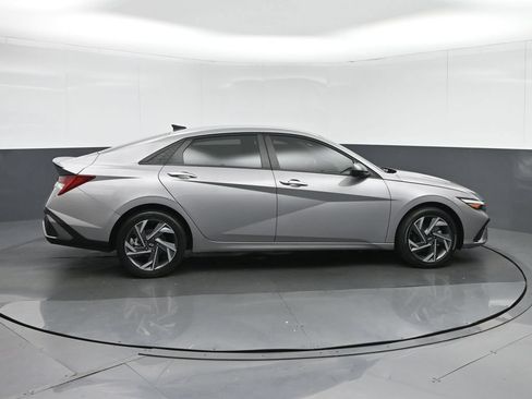 Used 2025 Hyundai Elantra SEL FWD image 8