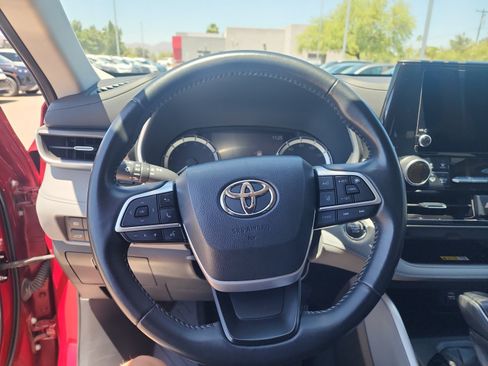 Used 2023 Toyota Highlander XLE FWD image 9