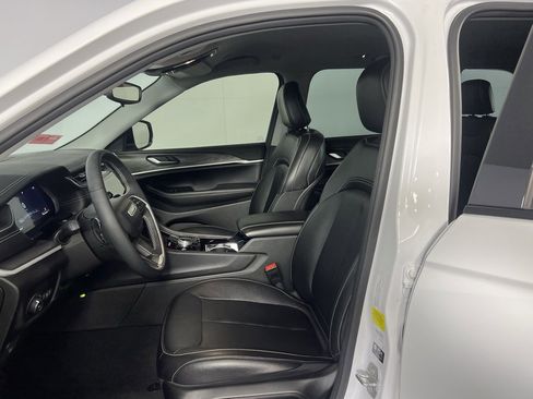 Used 2023 Jeep Grand Cherokee Limited w/ Black Appearance Package image 17