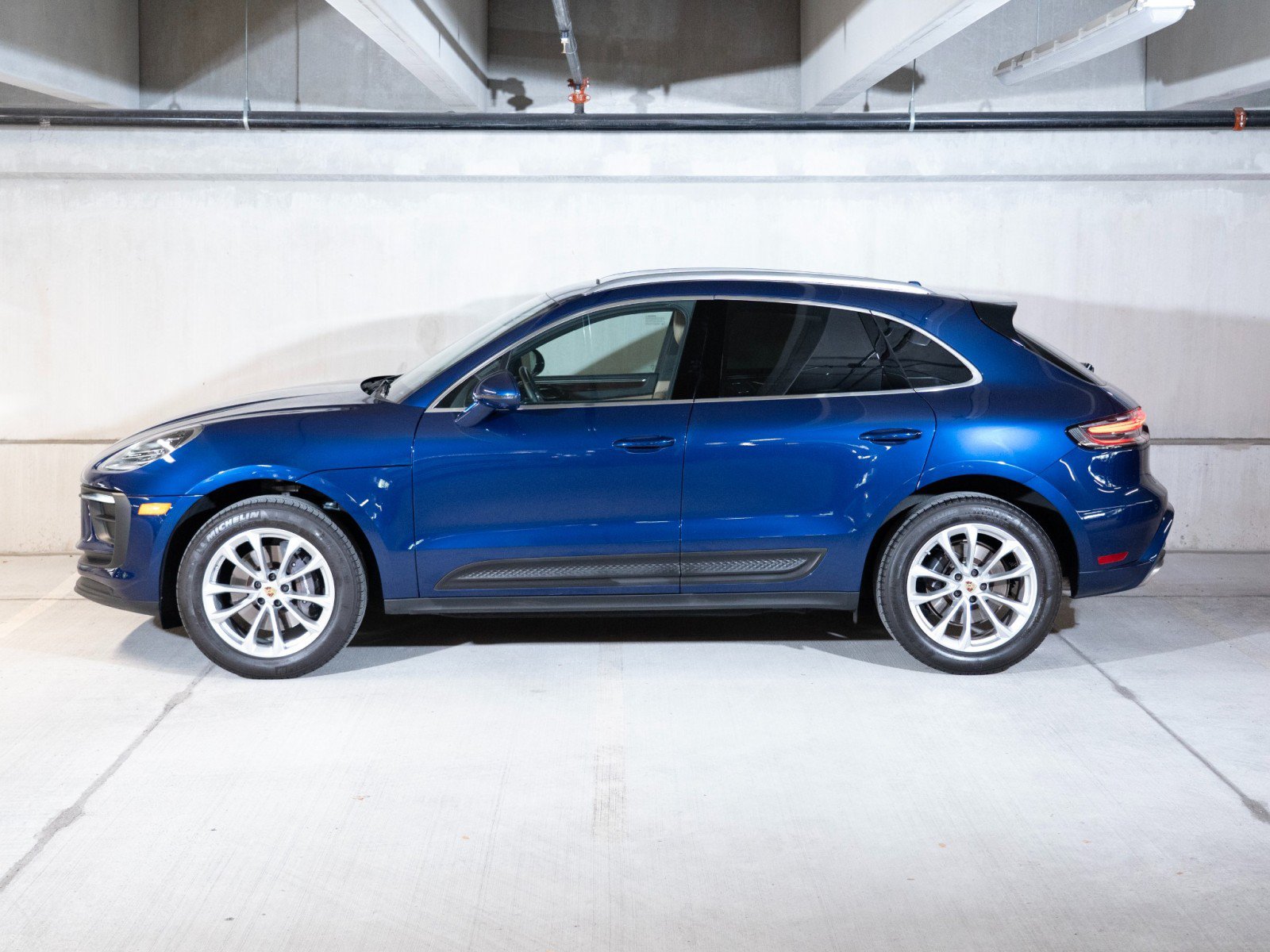 Certified 2023 Porsche Macan AWD/4WD image 2