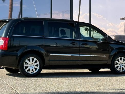 Used 2016 Chrysler Town & Country Touring FWD image 13