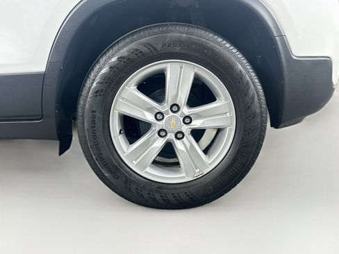Used 2022 Chevrolet Trax LS w/ Tint and Cruise Package FWD image 11