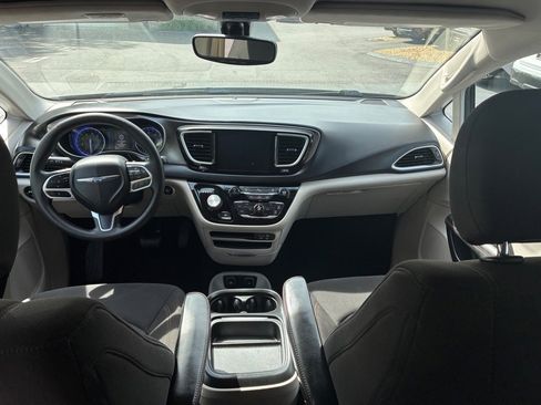 Used 2020 Chrysler Pacifica Touring FWD image 39