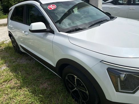 Used 2025 Kia Niro LX FWD image 9