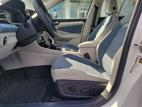Certified 2025 Volkswagen Jetta SE image 17