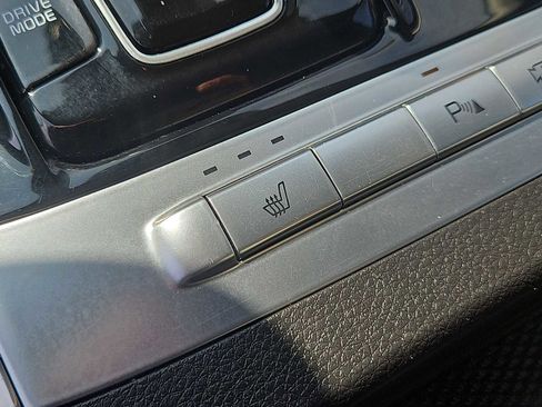 Used 2024 Kia Carnival EX image 18