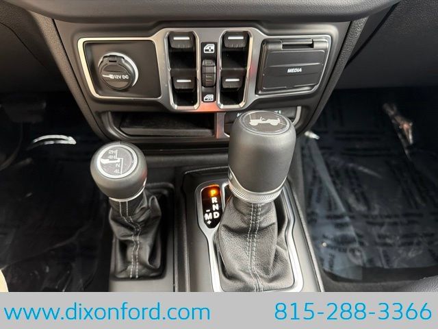 Used 2025 Jeep Wrangler Unlimited Sahara AWD/4WD image 14