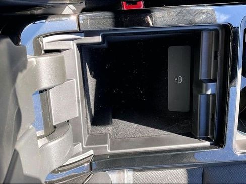 Used 2025 Land Rover Range Rover Evoque Dynamic SE image 38