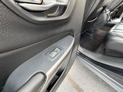 Used 2019 Jeep Cherokee Latitude Plus FWD image 11
