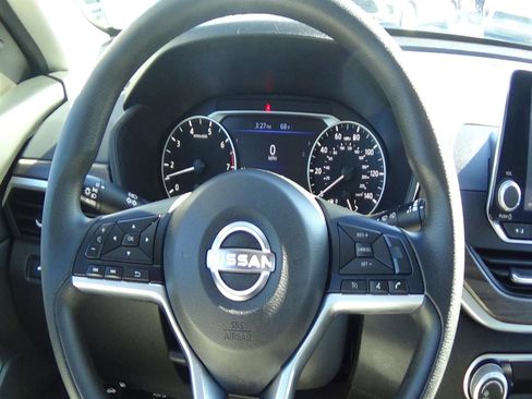Used 2025 Nissan Altima 2.5 SV image 19