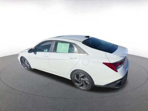 Used 2025 Hyundai Elantra Limited image 10