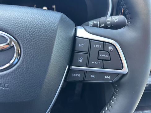 Used 2026 Toyota Highlander Limited AWD/4WD image 8