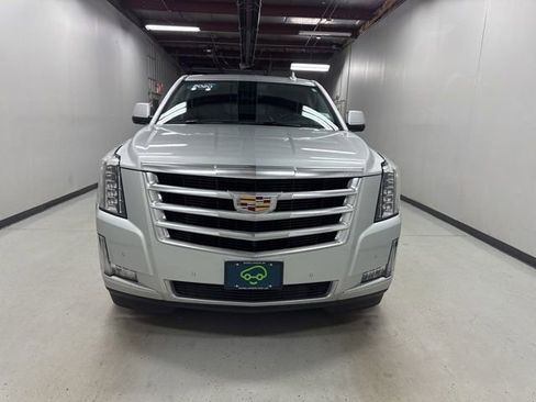 Used 2020 Cadillac Escalade ESV Luxury AWD/4WD image 2