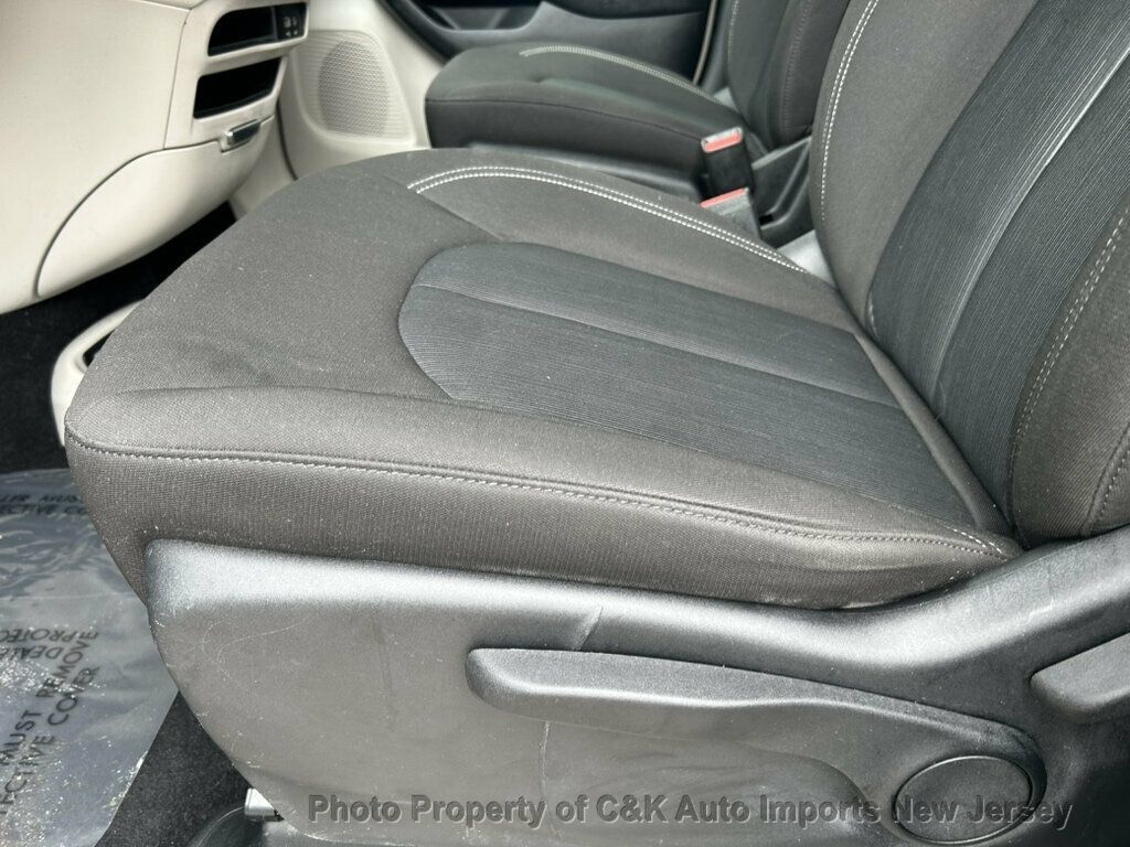Used 2020 Chrysler Voyager L FWD image 27