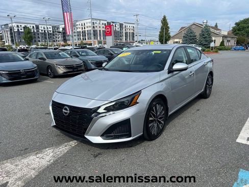 Certified 2024 Nissan Altima 2.5 SV w/ SV Premium Package AWD/4WD image 3