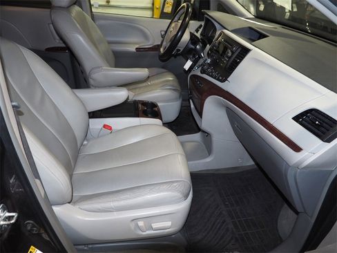 Used 2014 Toyota Sienna XLE image 16