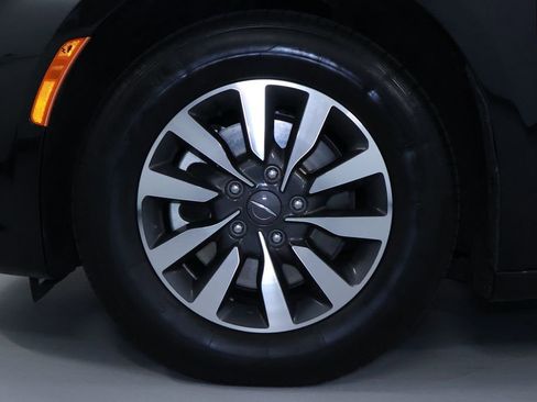 Used 2023 Chrysler Pacifica Touring-L image 36