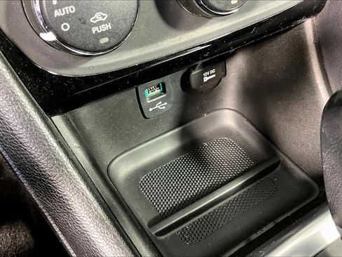 Used 2011 Chrysler 200 S FWD image 13