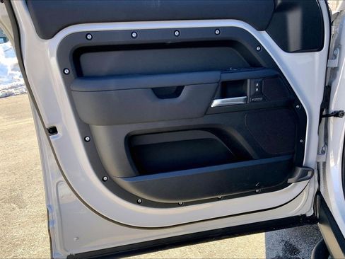 New 2026 Land Rover Defender 110 X-Dynamic SE image 10