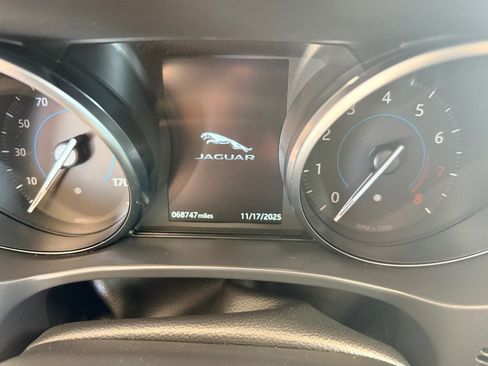 Used 2018 Jaguar F-PACE Premium image 11