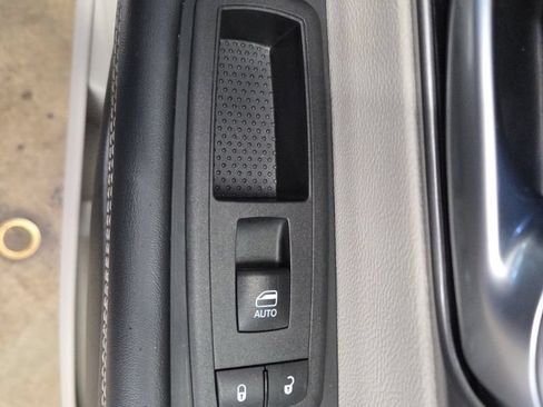 Used 2023 Chrysler Pacifica Touring-L FWD image 22