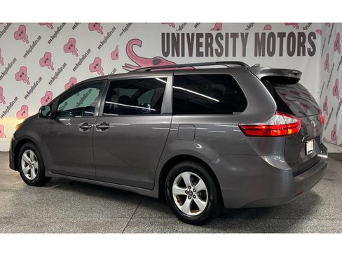 Used 2018 Toyota Sienna LE w/ Carpet Mat Package FWD image 12