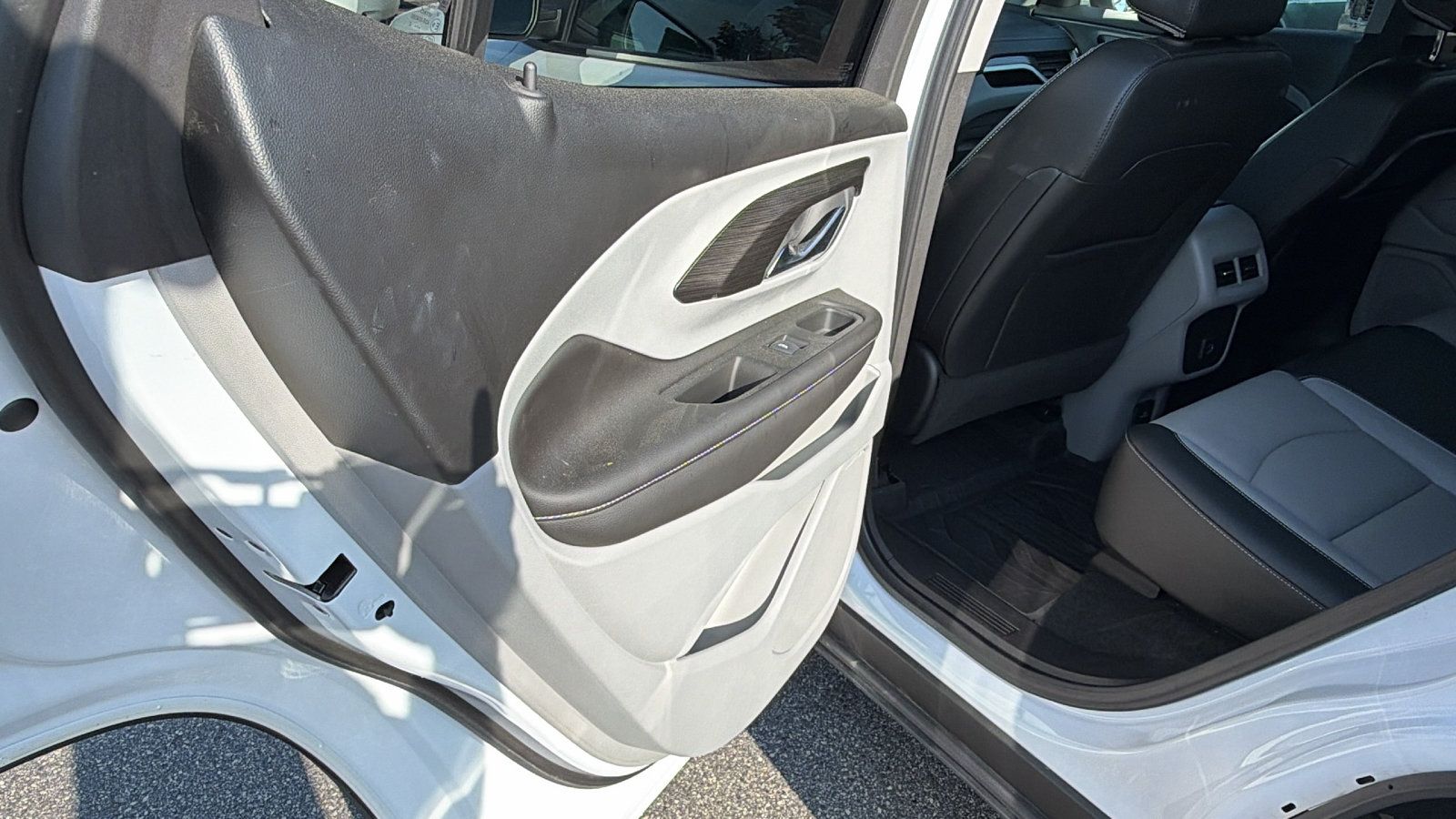Used 2022 GMC Terrain SLT w/ Infotainment Package II AWD/4WD image 23