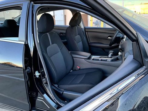 Used 2025 Nissan Sentra SV image 8