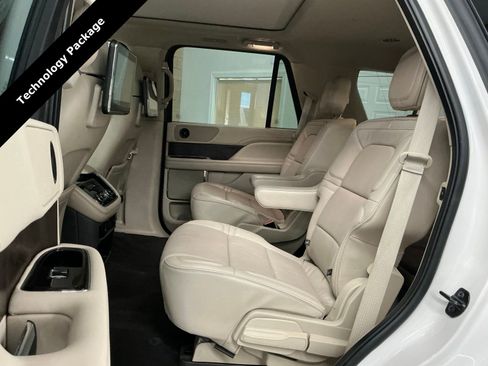 Used 2018 Lincoln Navigator Select w/ Technology Package image 19