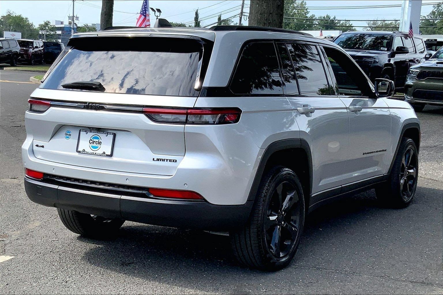 Certified 2025 Jeep Grand Cherokee Limited w/ Black Appearance Package AWD/4WD image 11