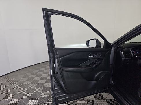 Used 2025 Nissan Rogue SV FWD image 15
