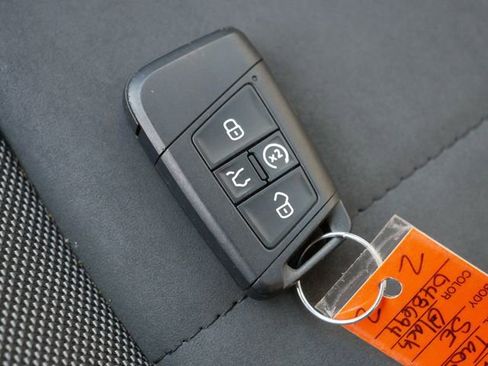 Certified 2022 Volkswagen Taos SE image 38