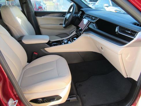 Used 2022 Jeep Grand Cherokee Limited 4xe image 8