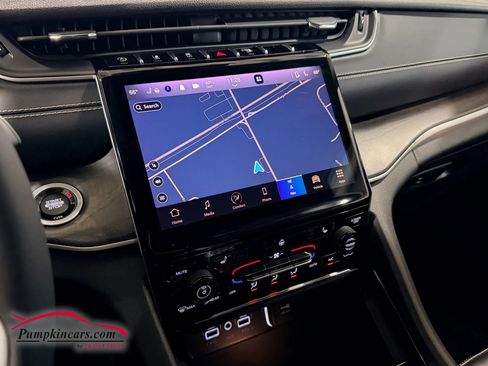 Used 2023 Jeep Grand Cherokee Limited w/ Black Appearance Package image 35