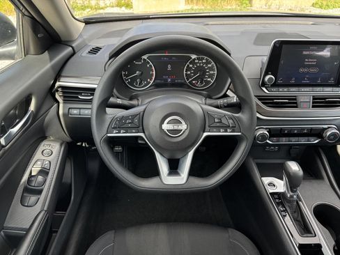 Used 2025 Nissan Altima 2.5 SV FWD image 29