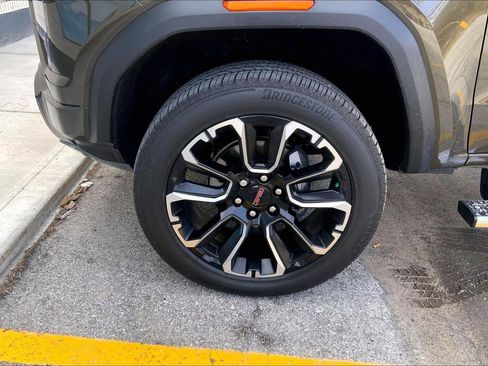 Used 2023 GMC Canyon Denali image 8