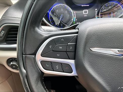 Used 2022 Chrysler Pacifica Limited w/ Uconnect Theater Family Group FWD image 18