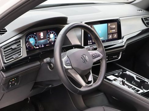 Used 2025 Volkswagen Atlas Cross Sport SE image 14