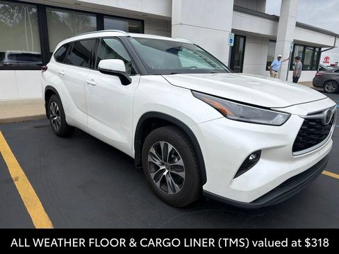 Certified 2021 Toyota Highlander XLE AWD/4WD image 6