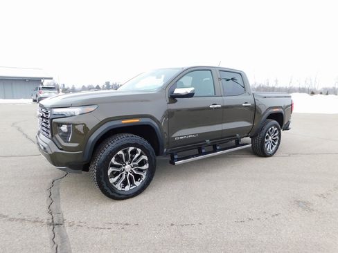 Used 2024 GMC Canyon Denali image 13