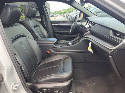Certified 2025 Jeep Grand Cherokee Limited w/ Black Appearance Package AWD/4WD image 32