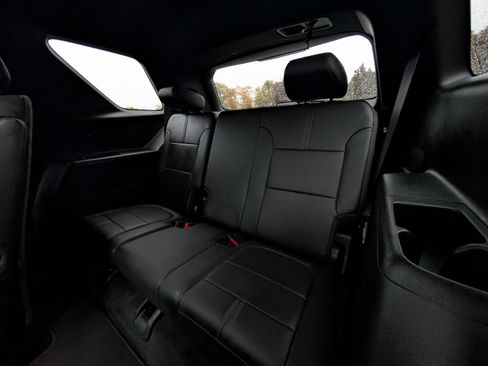 Used 2023 Chevrolet Traverse RS image 39