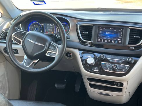 Used 2020 Chrysler Pacifica Touring-L FWD image 21